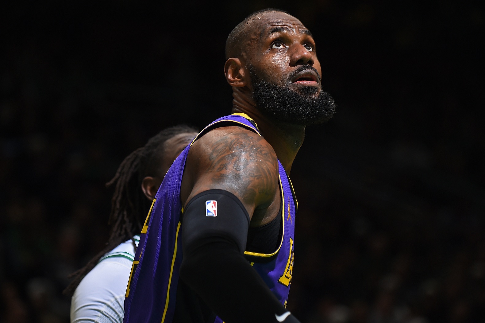 包含NBA常规赛加时末段再迎强敌；俄克拉荷马雷霆再遭质疑；主帅态度——赛场秩序良好；球队文化再被提及的词条