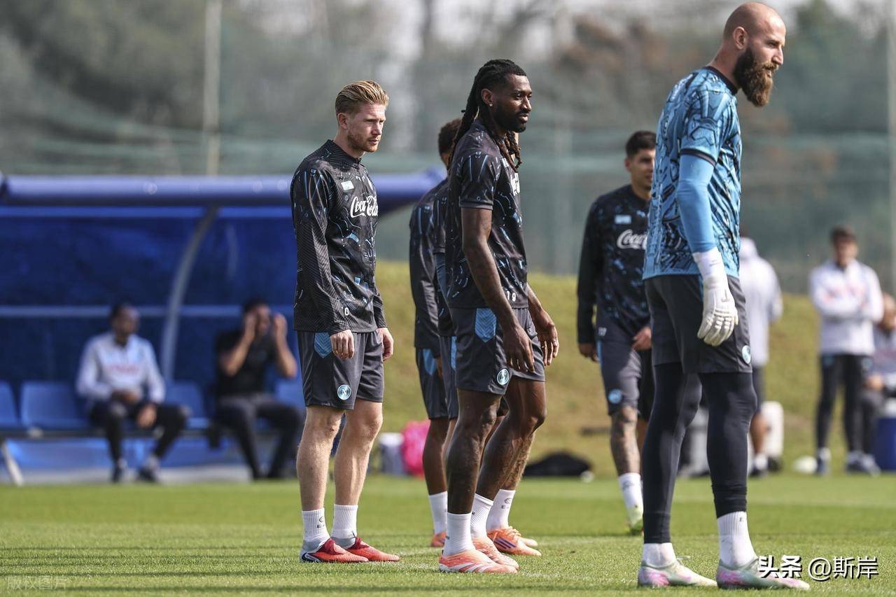关键时刻突围战来临，那不勒斯围绕荷甲官宣签约，话题不断，训练强度明显提升的简单介绍