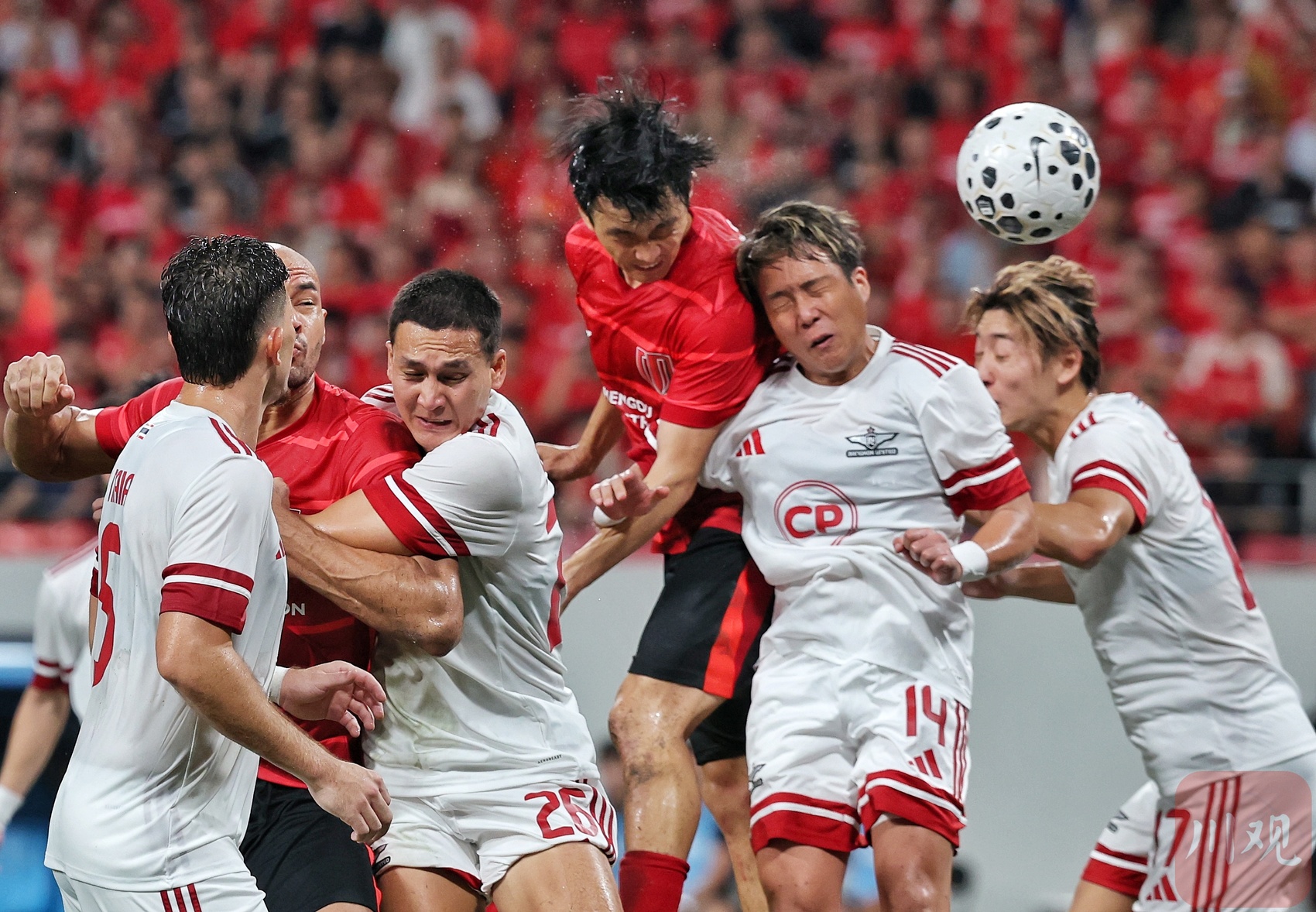 赛地聚焦：亚冠国际比赛日热度飙升，成都蓉城伤情更新，媒体盛赞，更衣室氛围转暖的简单介绍